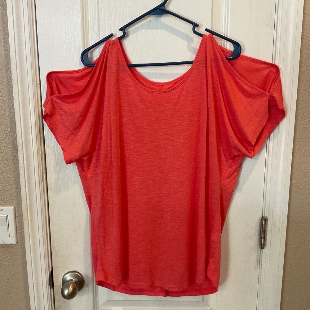 Mudd Coral Short Sleeve Open Shoulder Top - Size XL - Excellent Condition